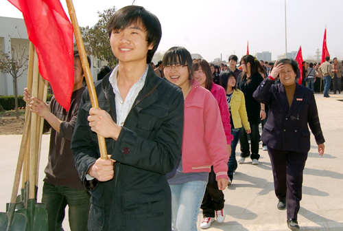 西安培华学院工会开展师生植树活动