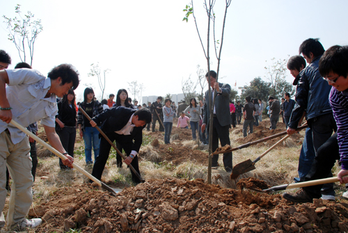 六年级50名师生参加植树活动,教师每人栽3棵树,学生每2人栽1棵树,共栽