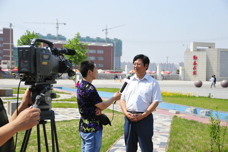 河北电视台记者院采访河北联合大学轻工学院