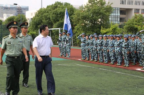 西交利物浦大学2012级新生军训阅兵仪式暨总结表彰大会举行