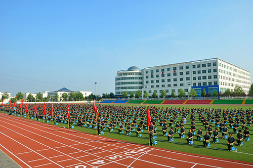 西安海棠职业学院隆重举行2013年学生军训动员大会暨军训团开训仪式