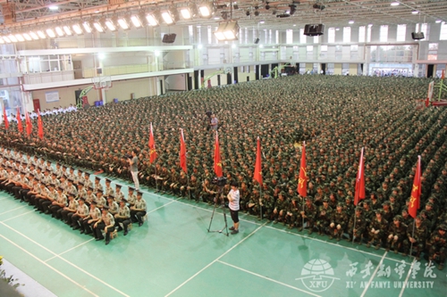 迎新暨军训动员大会在全体齐唱《团结就是力量》的歌声中圆满结束.