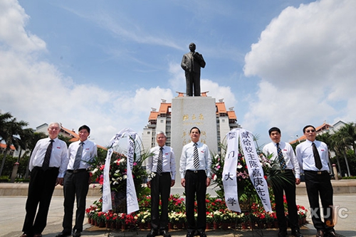 厦门大学嘉庚学院举行祭扫陈嘉庚先生铜像仪式