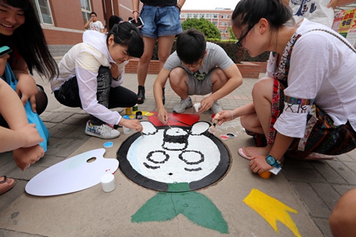 山西大学商务学院学子彩绘井盖倡导共建绿色校园