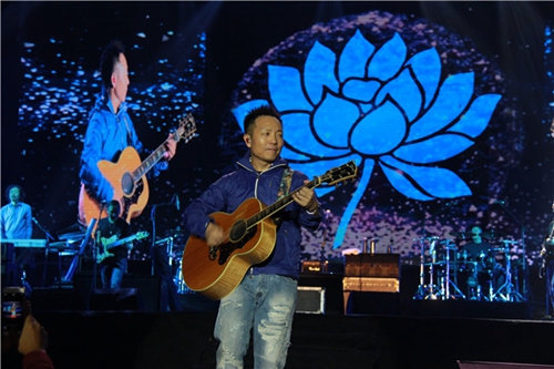 中国内地男歌手,被称为"音乐才子"的神秘嘉宾许巍和他的乐队出现在了