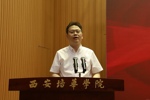 姜波理事长为易介中博士颁发聘书